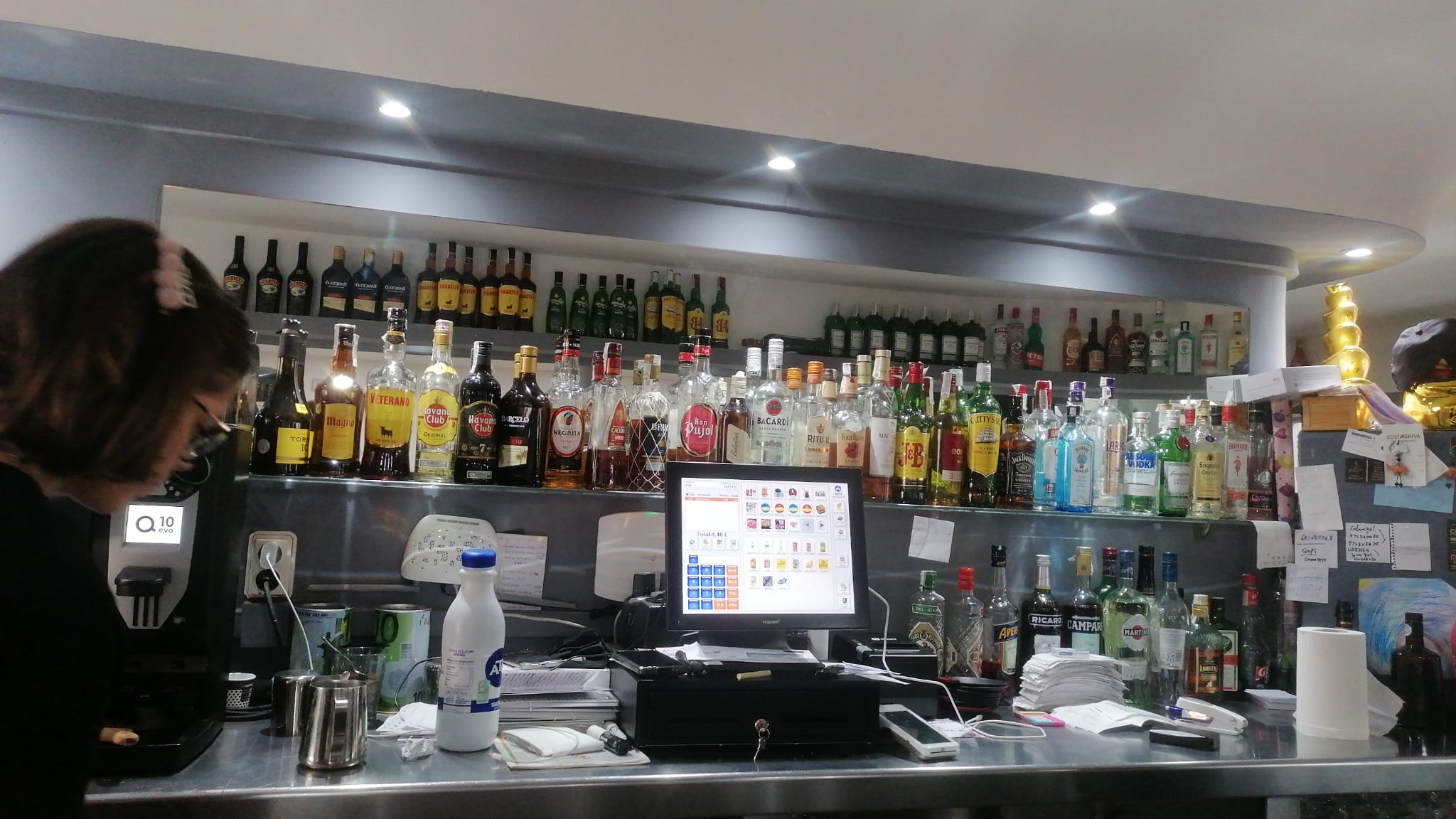 Bar & Restaurante Costa Brava barra con estanteria botellas