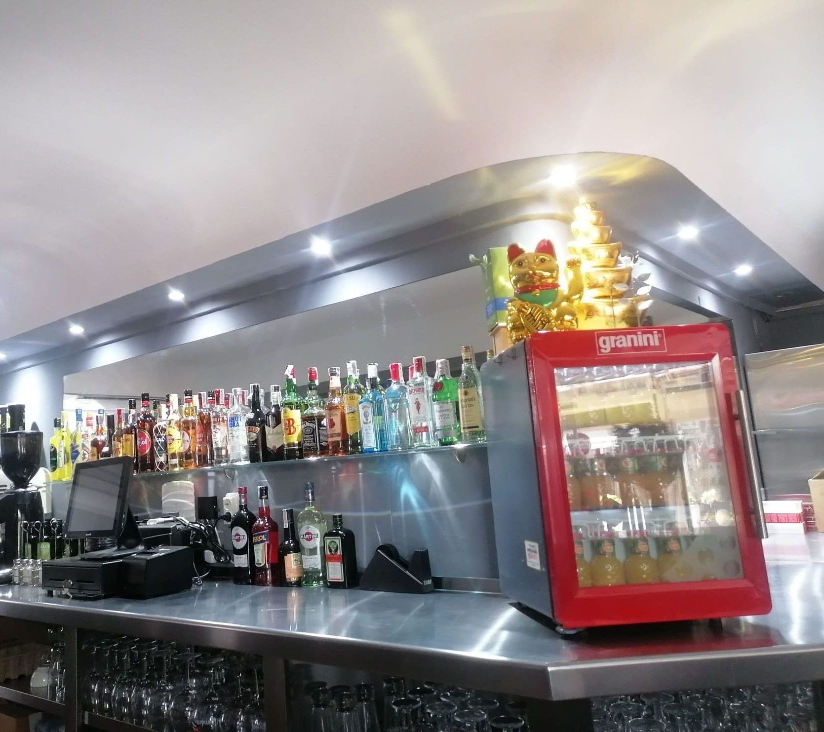 Bar & Restaurante Costa Brava barra de local con nevera